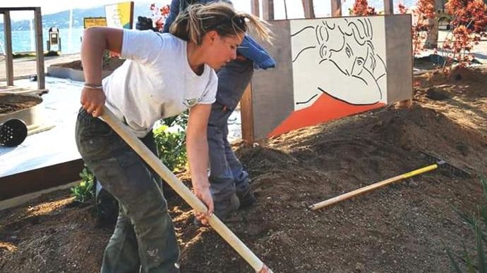Création du jardin «Meeting the senses» (de Kairi Meos, Heidi Hannus  et Svetlana Lavrentjeva) à la pinède de Juan-les-Pins (06). Sur la photo : Joana Puigdomènech. ©Gwenaël Martin